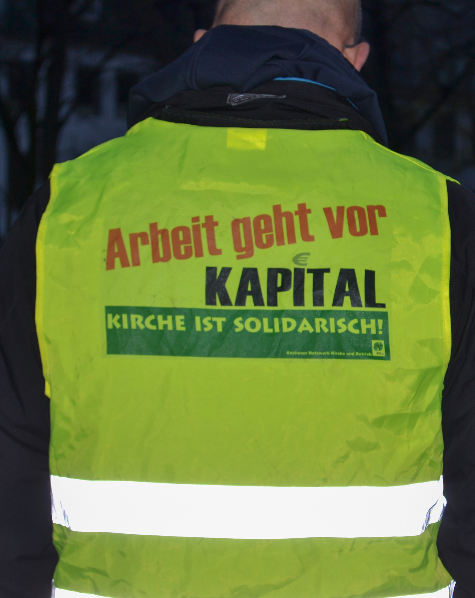 Sichtbares Statement beim Kreuzweg der Solidarität.