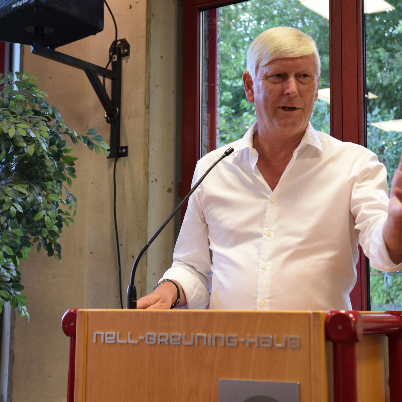 RWE-Chef Dr. Rolf Martin Schmitz zu Gast im Nell-Breuning-Haus