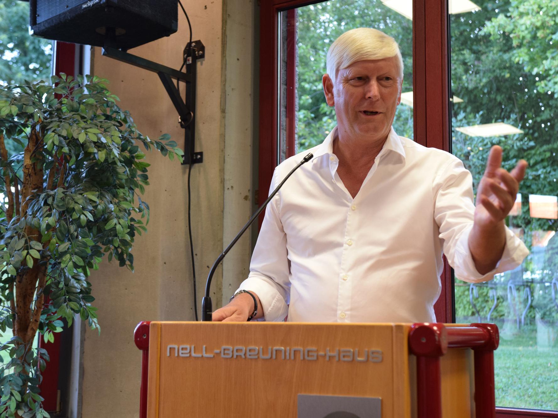 RWE-Chef Dr. Rolf Martin Schmitz zu Gast im Nell-Breuning-Haus