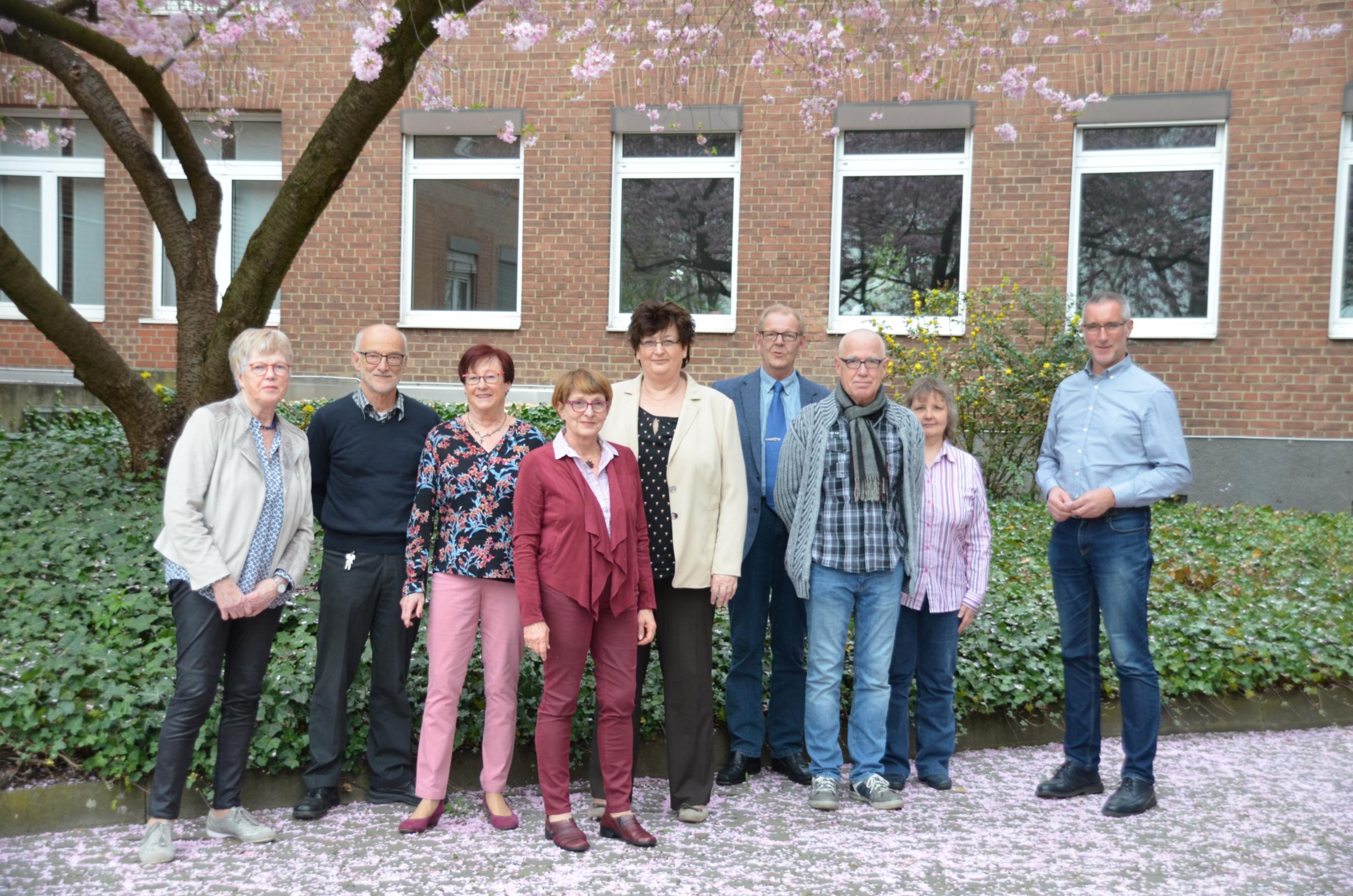 Der neue Vorstand des Dürener Katholikenrats: von links nach rechts: Ursula Otte, Walter Mörsch, Monika Ollig, Irene Mörsch (Vorsitzende), Gudrun Zentis, Franz-Josef Hallstein, Heinz Wolters, Martina Wirtz-Schütte und Hans-Otto von Danwitz (Geistlicher Beirat). Es fehlen auf dem Foto: Birgit Hensel, Martin Kamitz und Katharina Neuerer.