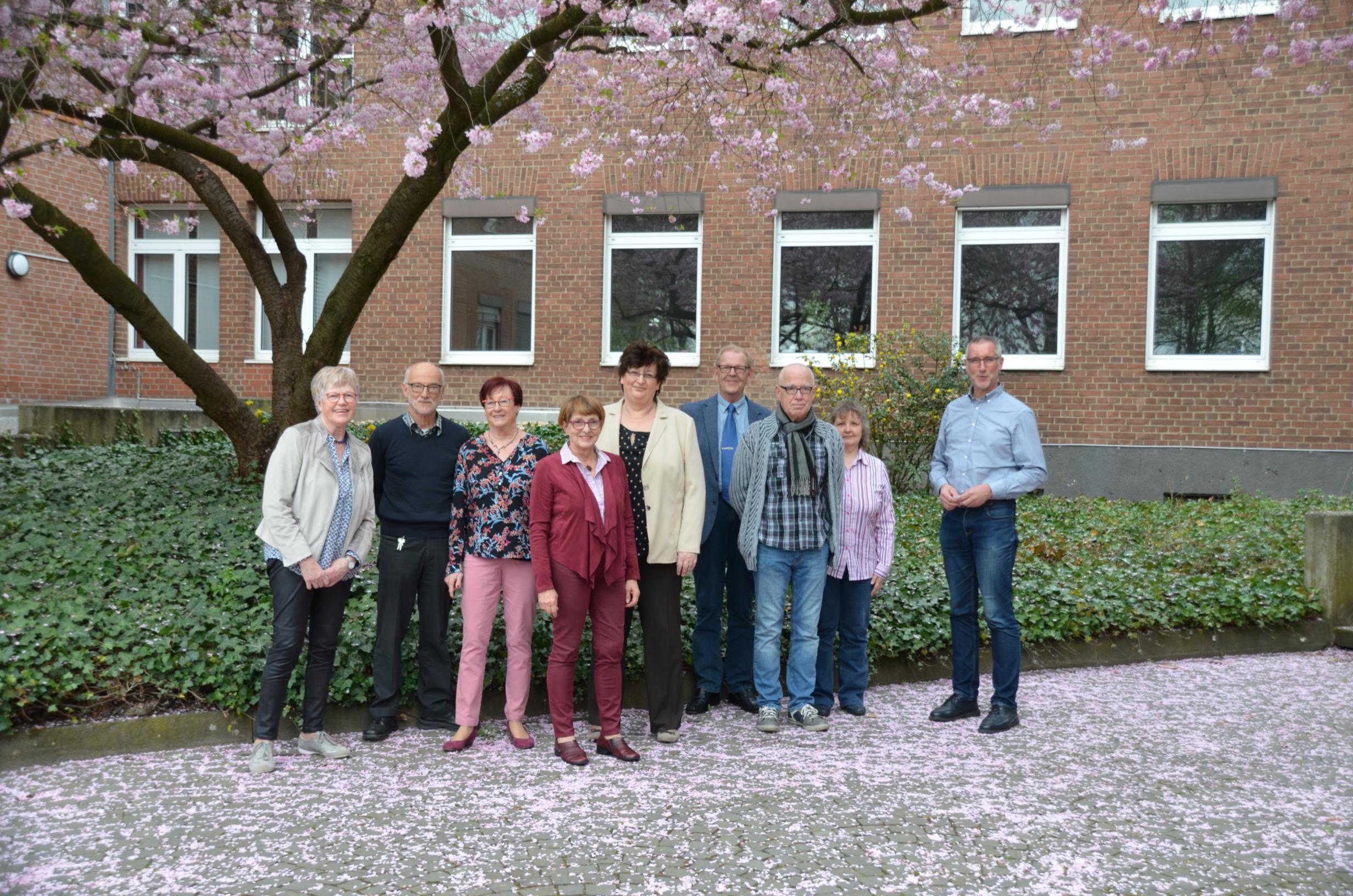 Der neue Vorstand des Dürener Katholikenrats: von links nach rechts: Ursula Otte, Walter Mörsch, Monika Ollig, Irene Mörsch (Vorsitzende), Gudrun Zentis, Franz-Josef Hallstein, Heinz Wolters, Martina Wirtz-Schütte und Hans-Otto von Danwitz (Geistlicher Beirat). Es fehlen auf dem Foto: Birgit Hensel, Martin Kamitz und Katharina Neuerer.